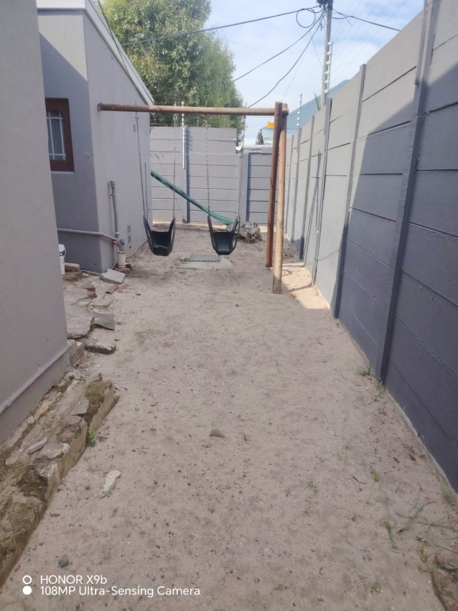 5 Bedroom Property for Sale in Wynberg Upper Western Cape